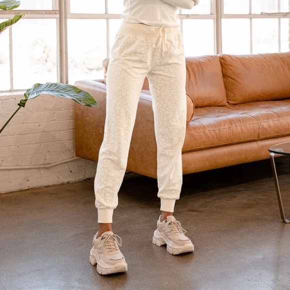 Z SUPPLY | Ava Cream Leopard Drawstring Jogger - Picture 2 of 13